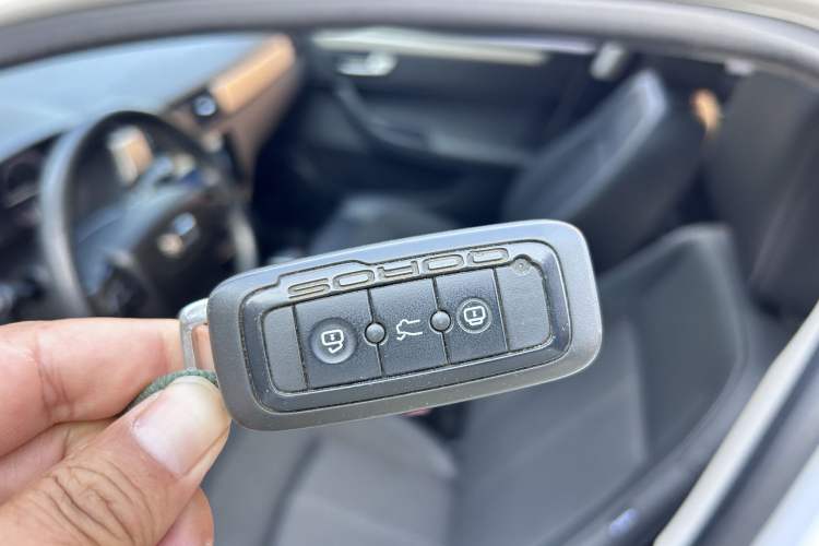 Used Qoros 3 2016 Sedan 1.6L Automatic Zhiyue Model Interior 4