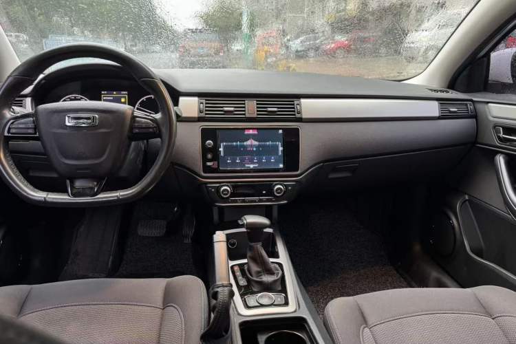 Used Qoros 3 2016 Sedan 1.6L Automatic ZhiNeng Model Interior 5