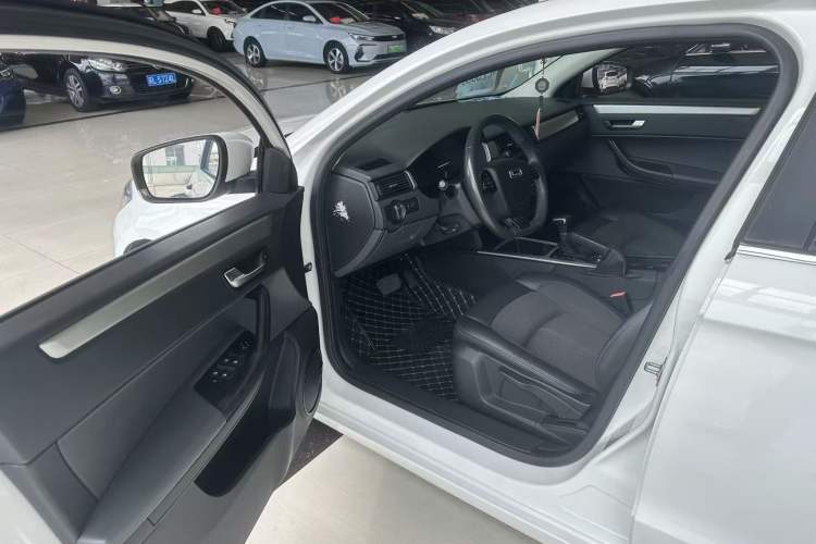 Used Qoros 3 2016 Sedan 1.6L Automatic Zhiyue Model Interior 5