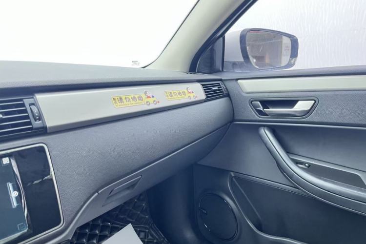 Used Qoros 3 2016 Sedan 1.6L Automatic Zhiyue Model Interior 5