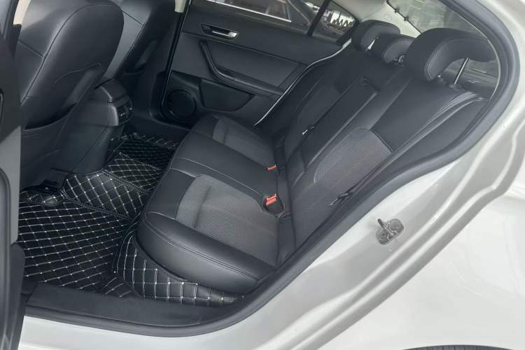 Used Qoros 3 2016 Sedan 1.6L Automatic Zhiyue Model Interior 6
