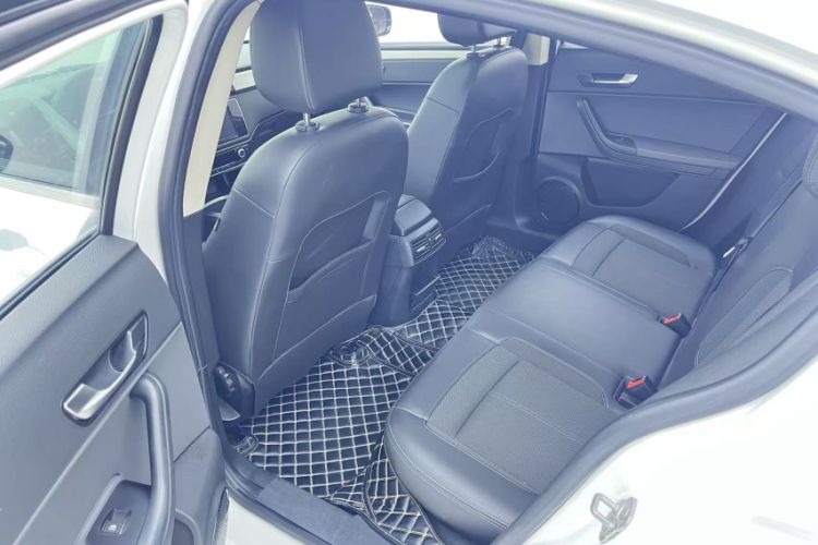 Used Qoros 3 2016 Sedan 1.6L Automatic Zhiyue Model Interior 6
