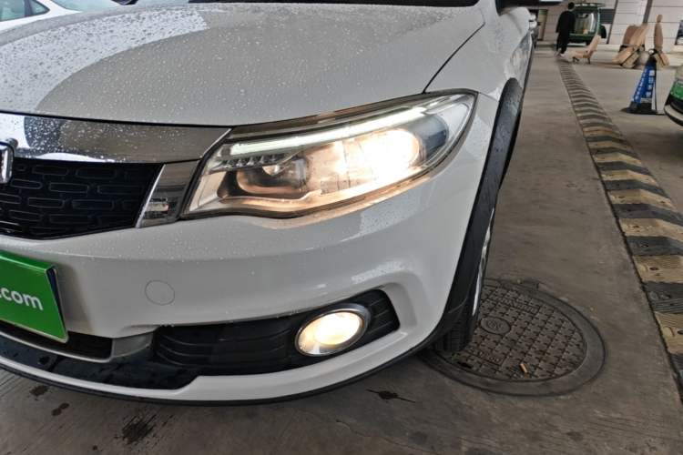 Used Qoros 3 2016 Urban SUV 1.6T Automatic Zhiyue Model Left Front Headlight