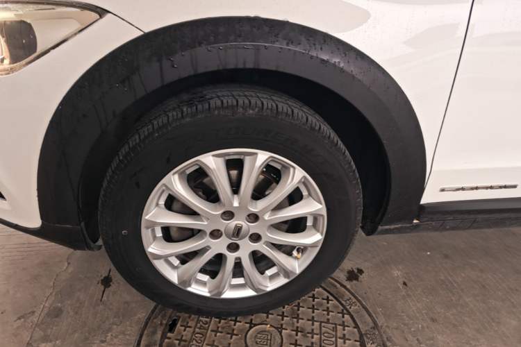 Used Qoros 3 2016 Urban SUV 1.6T Automatic Zhiyue Model Left Front Wheel Hub