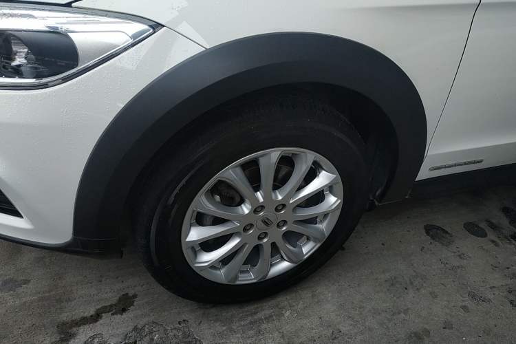 Used Qoros 3 2016 Urban SUV 1.6T Automatic Zhiyue Model Left Front Wheel Hub