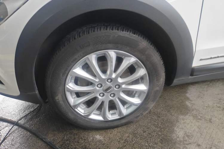 Used Qoros 3 2016 Urban SUV 1.6T Automatic Zhiyue Model Left Front Wheel Hub