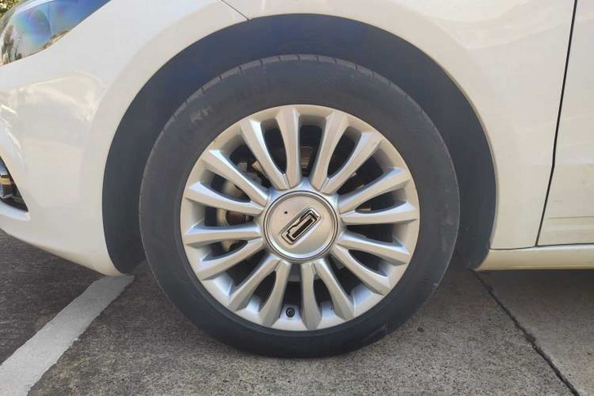 Used Qoros 3 2016 Sedan 1.6T Automatic ZhiKu Model Left Front Wheel Hub