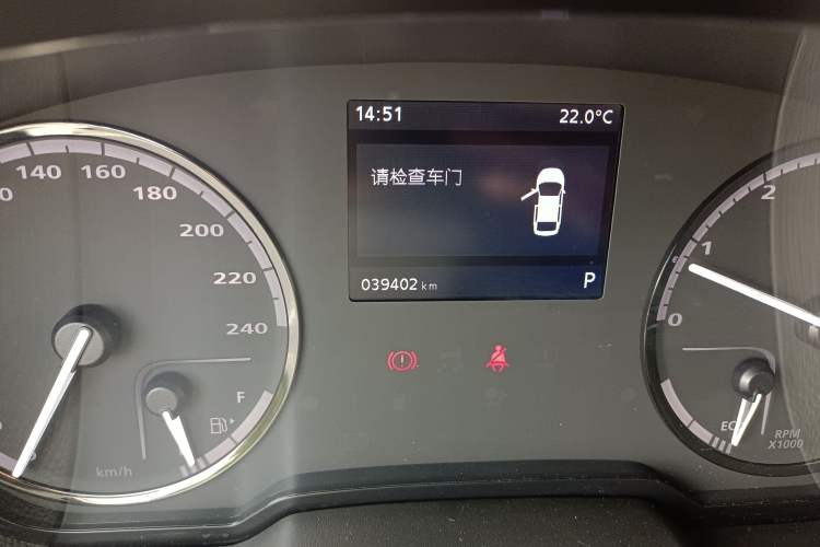 Used Qoros 3 2016 Urban SUV 1.6T Automatic Zhiyue Model Odometer Close Up