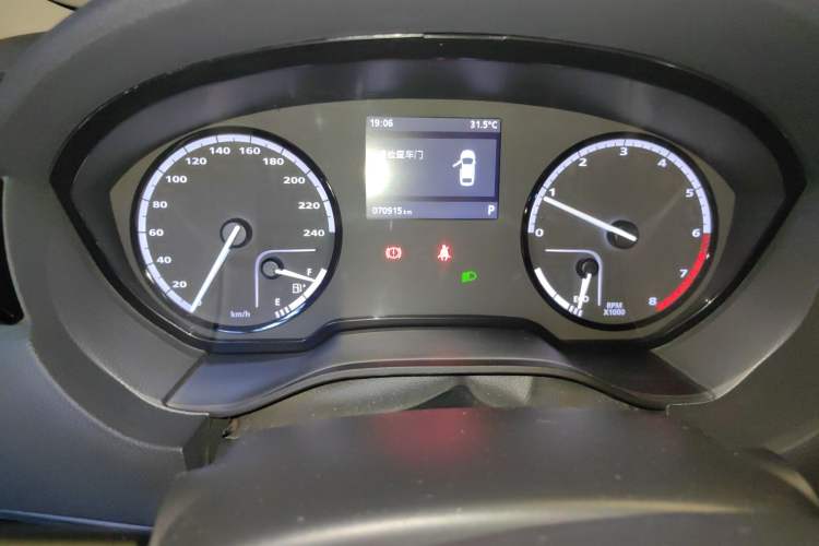 Used Qoros 3 2016 Urban SUV 1.6T Automatic ZhiZhen Model Odometer Close Up