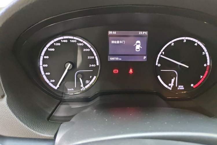 Used Qoros 3 2016 Urban SUV 1.6T Automatic Zhiyue Model Odometer Close Up