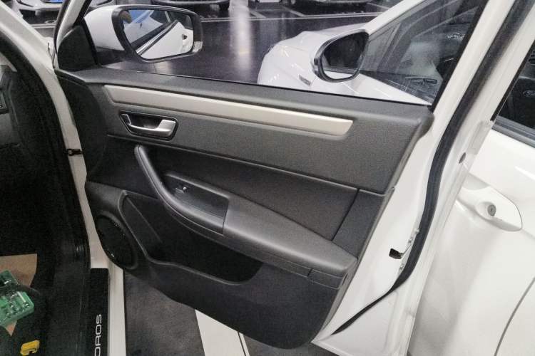 Used Qoros 3 2016 Urban SUV 1.6T Automatic Zhiyue Model Right Front Door Interior