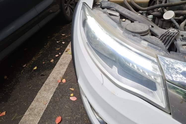 Used Qoros 3 2016 Urban SUV 1.6T Automatic Zhiyue Model Right Front Headlight