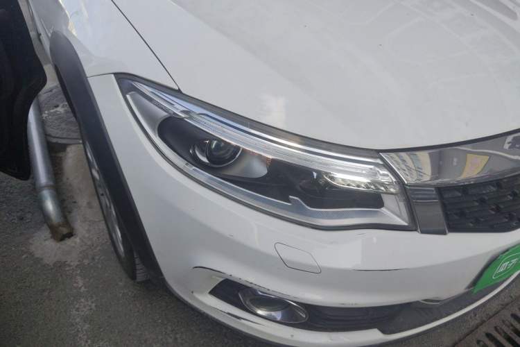 Used Qoros 3 2016 Urban SUV 1.6T Automatic ZhiZhen Model Right Front Headlight