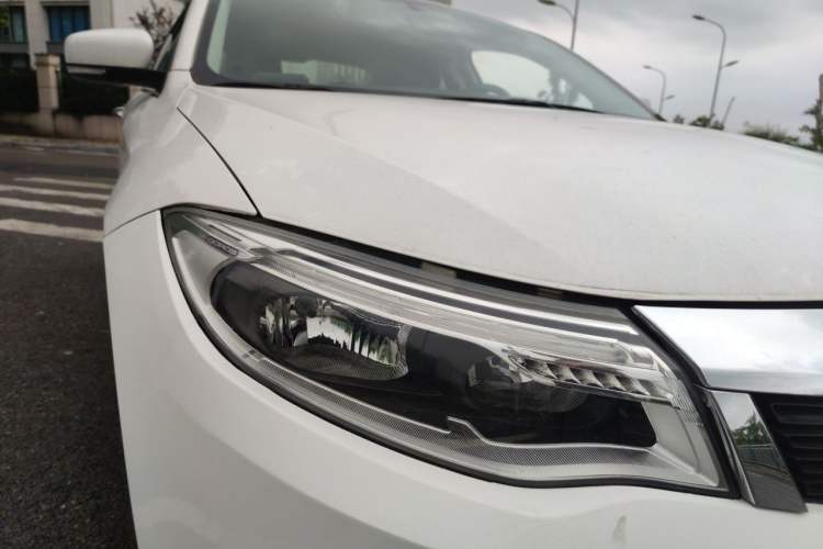 Used Qoros 3 2016 Sedan 1.6T Automatic ZhiZhen Model Right Front Headlight