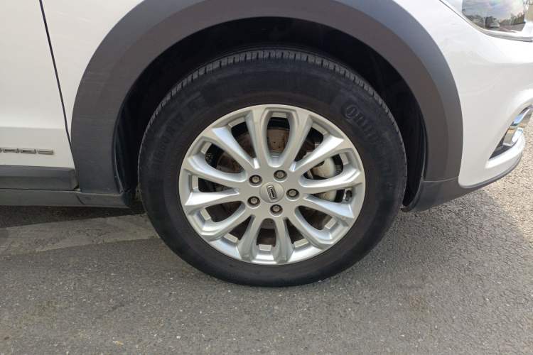 Used Qoros 3 2016 Urban SUV 1.6T Automatic Zhiyue Model Right Front Wheel Hub