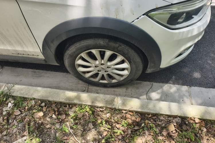 Used Qoros 3 2016 Urban SUV 1.6T Automatic Zhiyue Model Right Front Wheel Hub