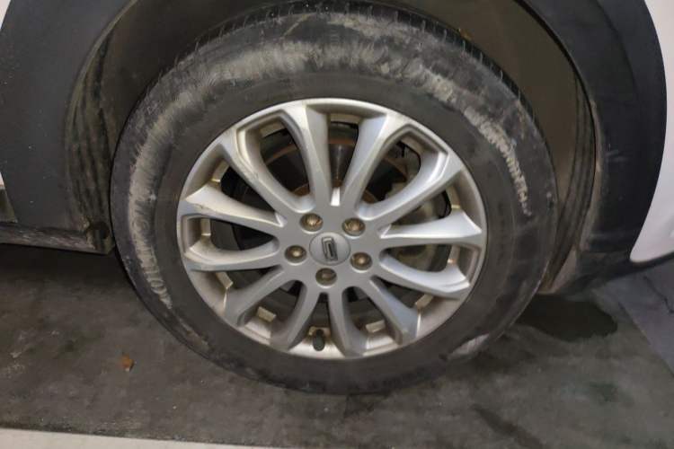 Used Qoros 3 2016 Urban SUV 1.6T Automatic Zhiyue Model Right Front Wheel Hub