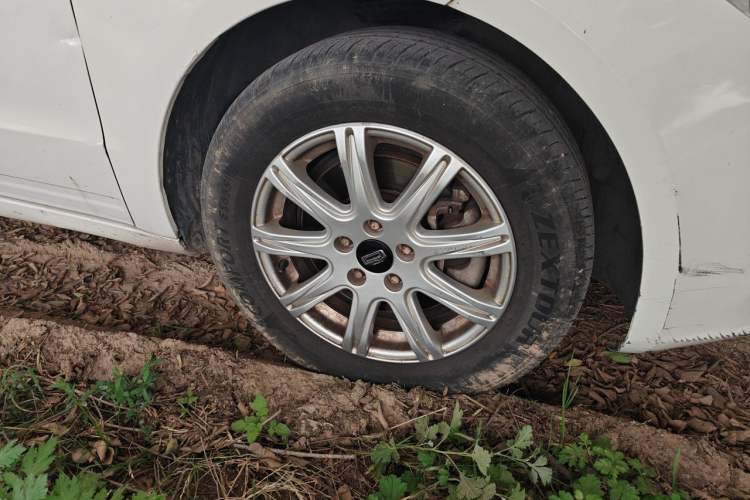 Used Qoros 3 2016 Sedan 1.6L Automatic Zhiyue Model Right Front Wheel Hub