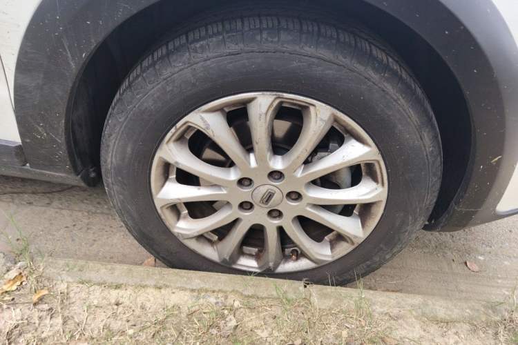 Used Qoros 3 2016 Urban SUV 1.6T Automatic Zhiyue Model Right Front Wheel Hub