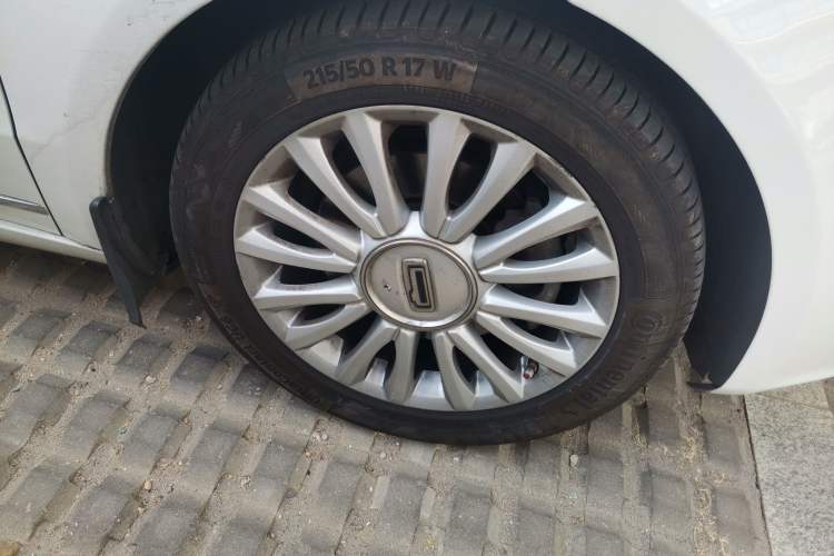 Used Qoros 3 2016 Sedan 1.6T Automatic ZhiZhen Model Right Front Wheel Hub