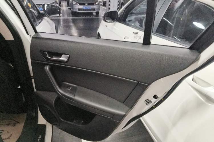 Used Qoros 3 2016 Urban SUV 1.6T Automatic Zhiyue Model Right Rear Door Interior