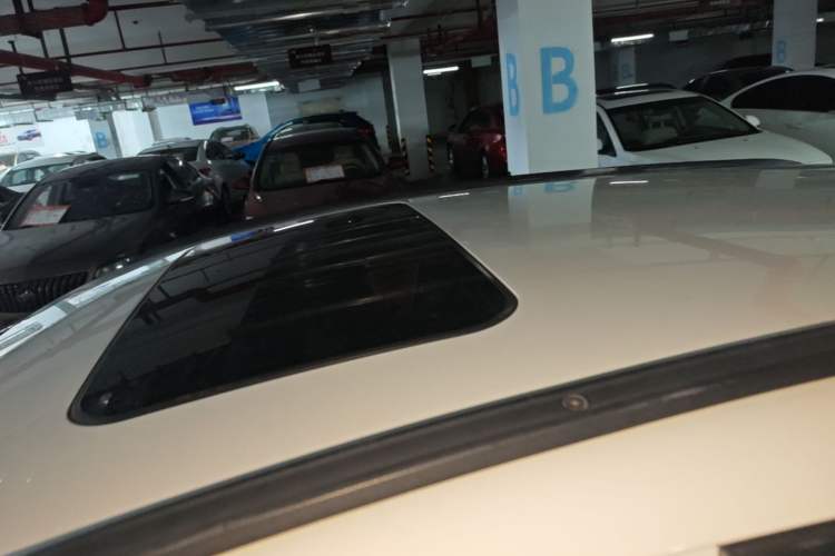 Used Qoros 3 2016 Urban SUV 1.6T Automatic Zhiyue Model Roof