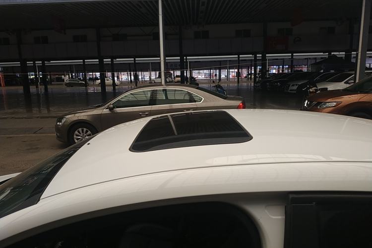 Used Qoros 3 2016 Sedan 1.6L Automatic Zhiyue Model Roof
