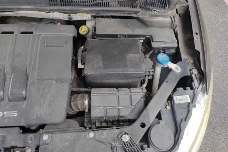 Used Qoros 3 2017 Sedan 1.6L Automatic Zhiyue Model Engine Bay Left