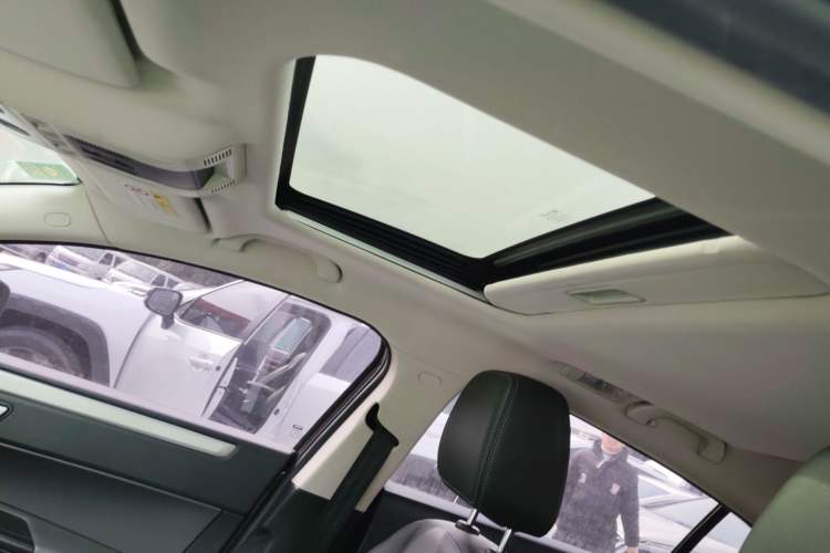 Used Qoros 3 2017 Sedan 1.6L Automatic Zhiyue Model Headliner