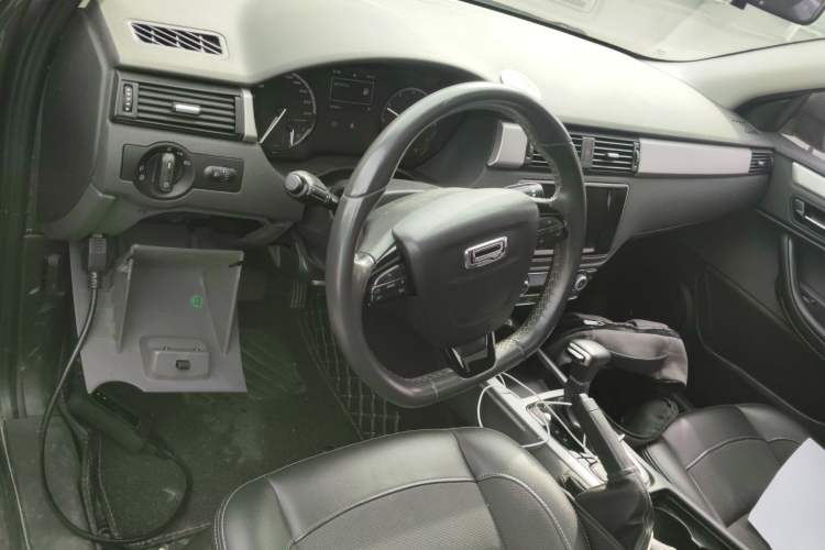 Used Qoros 3 2017 Sedan 1.6L Automatic Zhiyue Model Interior 2
