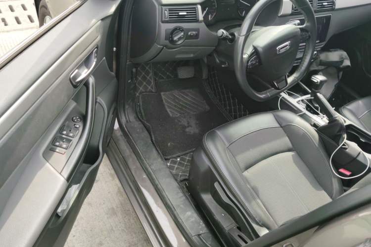 Used Qoros 3 2017 Sedan 1.6L Automatic Zhiyue Model Interior 3