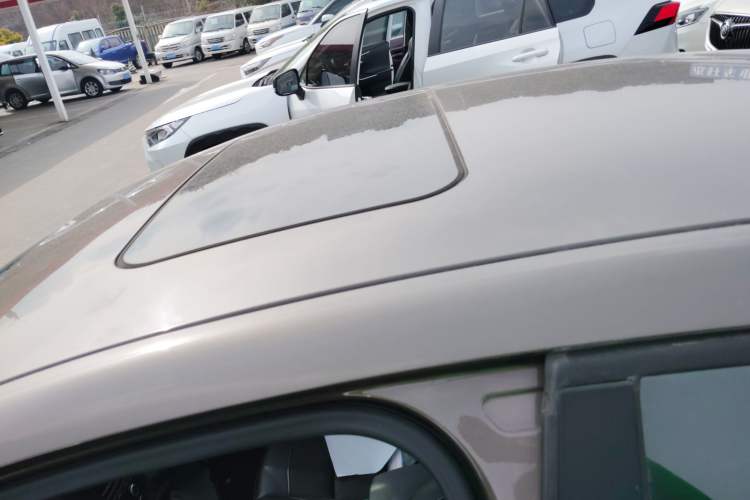 Used Qoros 3 2017 Sedan 1.6L Automatic Zhiyue Model Roof