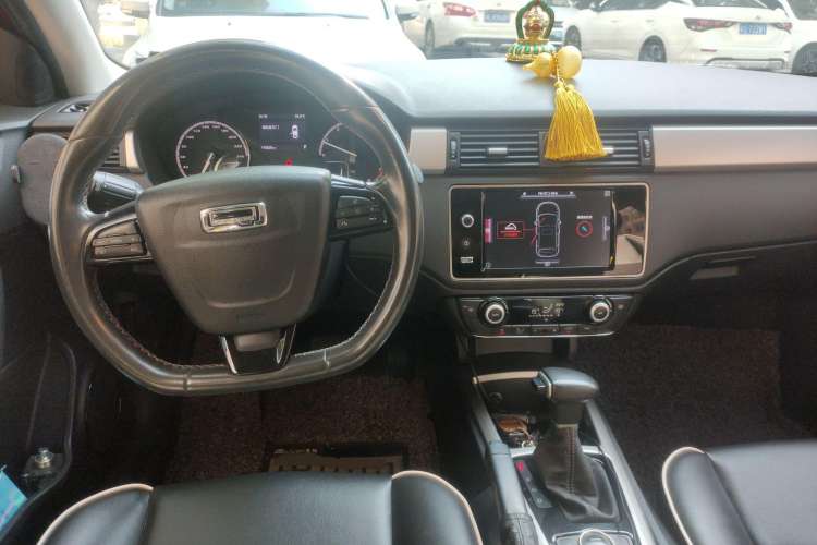 Used Qoros 3 2017 Hatchback 1.6L Automatic Zhiyue Model Center Console