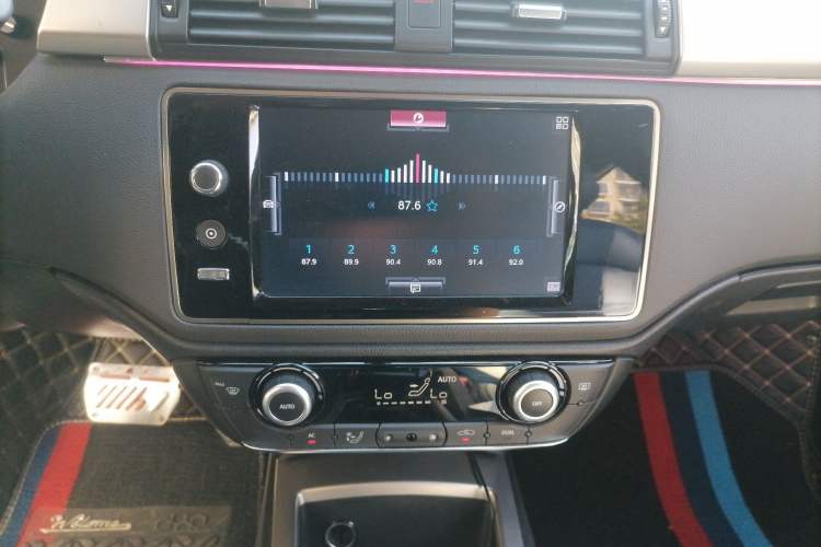 Used Qoros 3 2017 Urban SUV 1.6T Automatic Zhiyue Model Audio And AC Panel