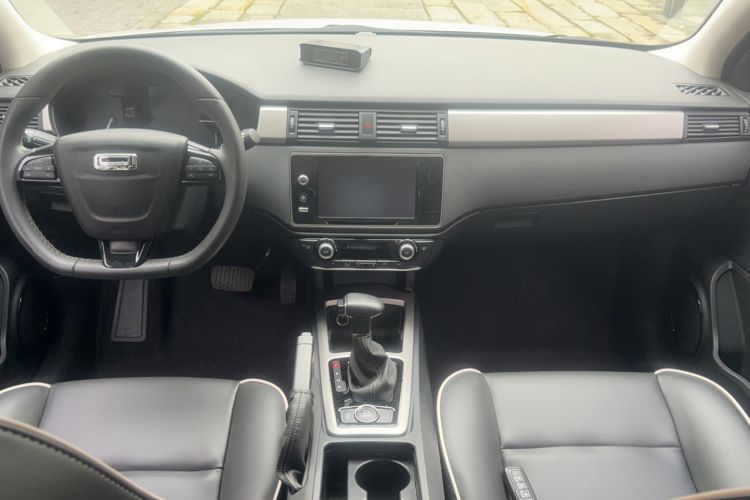 Used Qoros 3 2017 Hatchback 1.6L Automatic Zhiyue Model Center Console