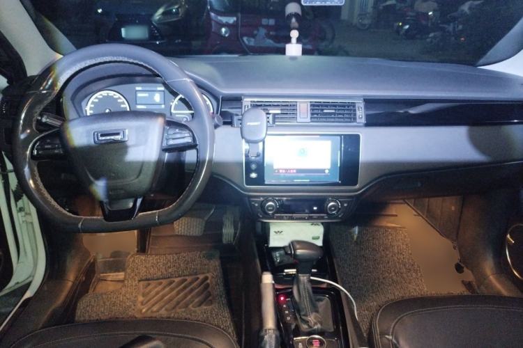 Used Qoros 3 2017 Urban SUV 1.6T Automatic ZhiZhen Model Center Console