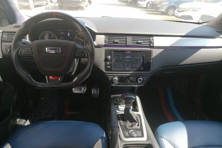 Used Qoros 3 2017 Urban SUV 1.6T Automatic Zhiyue Model Center Console