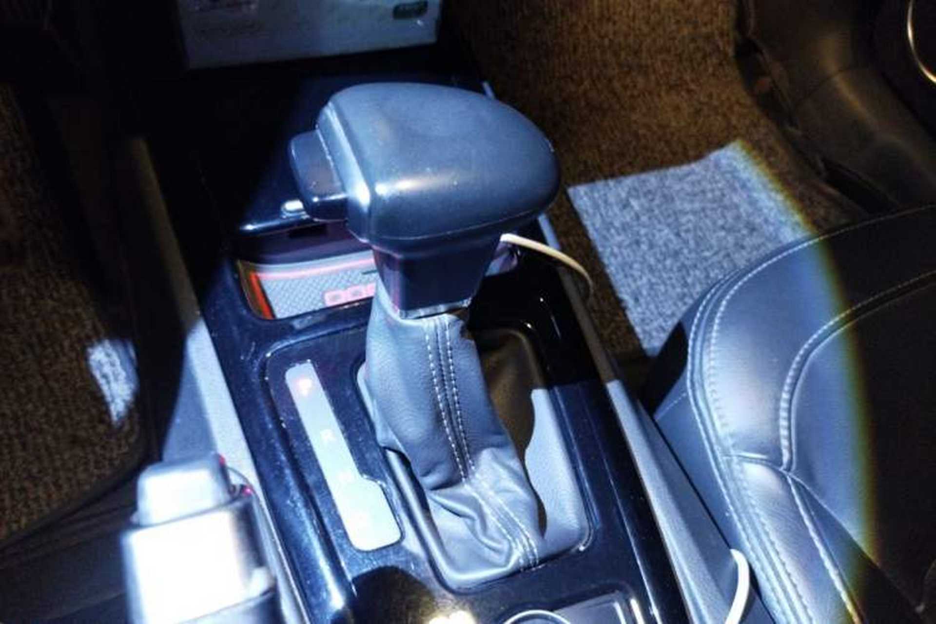Used Qoros 3 2017 Urban SUV 1.6T Automatic ZhiZhen Model Gear Lever