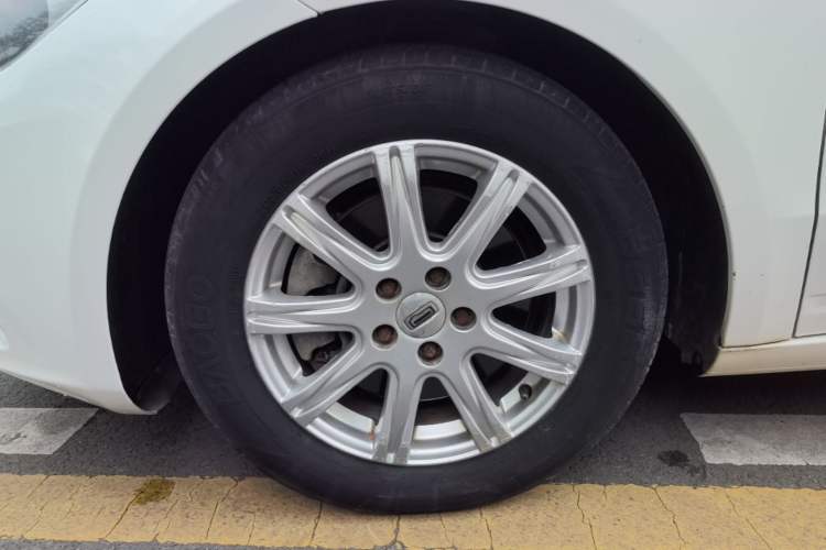 Used Qoros 3 2017 Sedan 1.6L Automatic Zhiyue Model Left Front Wheel Hub