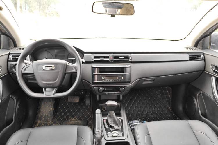 Used Qoros 3 2018 Sedan 1.6L Automatic Leading Model Center Console