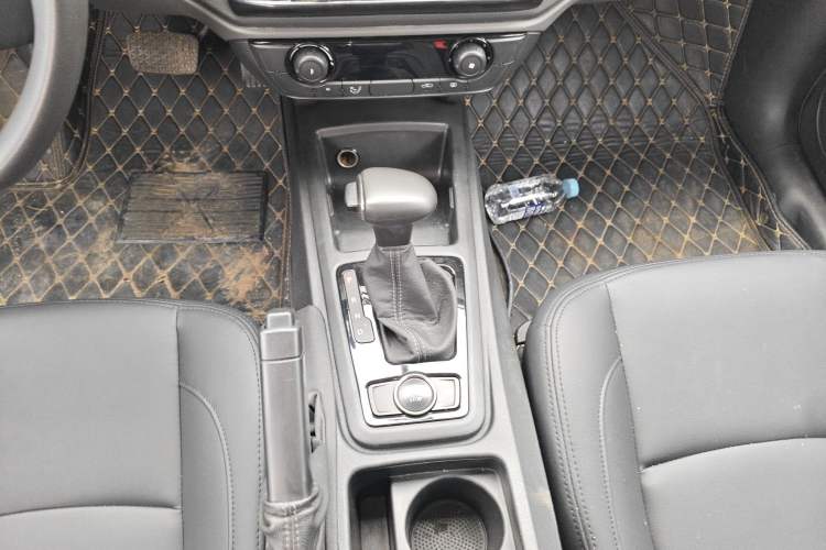 Used Qoros 3 2018 Sedan 1.6L Automatic Leading Model Gear Lever
