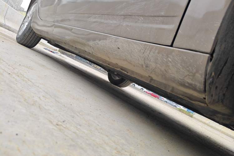 Used Qoros 3 2018 Sedan 1.6L Automatic Leading Model Right Side Sill