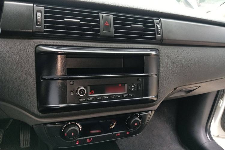 Used Qoros 3 2018 Sedan 1.6L Automatic Leading Model Audio And AC Panel