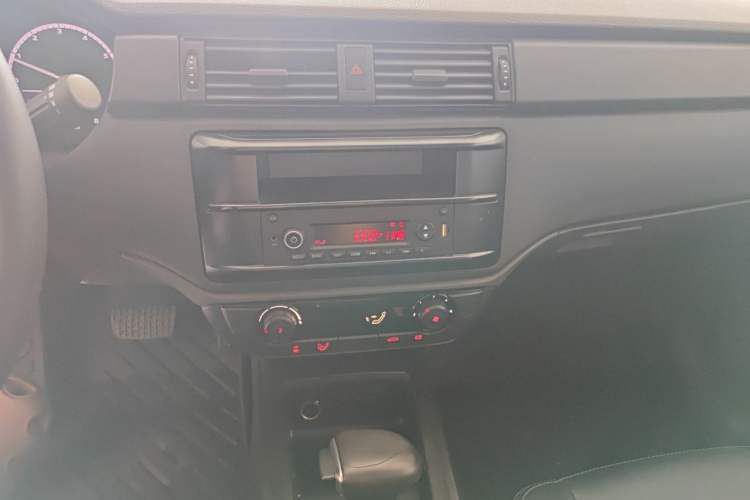 Used Qoros 3 2018 Sedan 1.6L Automatic Leading Model Audio And AC Panel