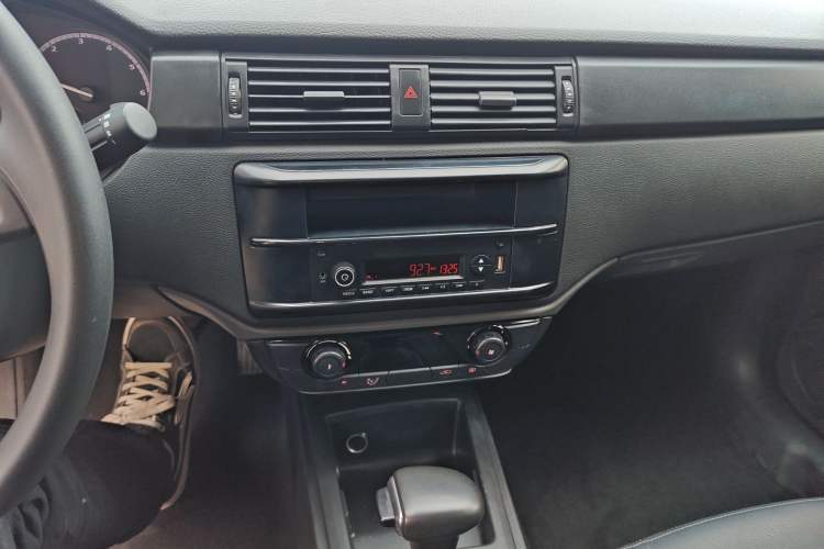 Used Qoros 3 2018 Sedan 1.6L Automatic Leading Model Audio And AC Panel