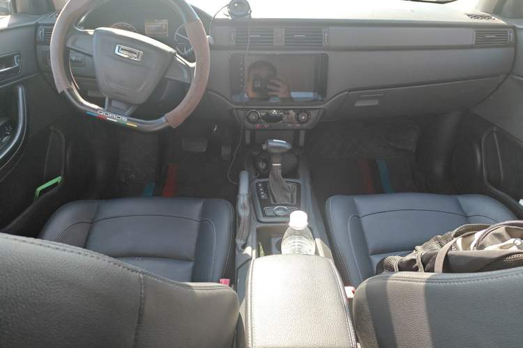 Used Qoros 3 2018 Sedan 1.6L Automatic Leading Model Center Console