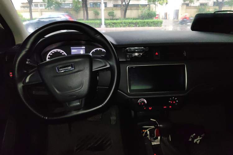 Used Qoros 3 2018 Sedan 1.6L Automatic Leading Model Center Console