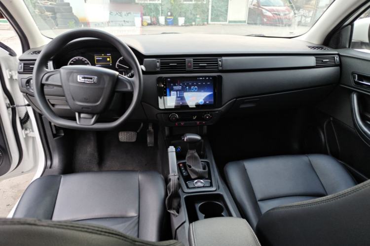 Used Qoros 3 2018 Sedan 1.6L Automatic Leading Model Center Console