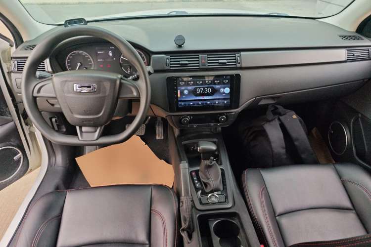 Used Qoros 3 2018 Sedan 1.6L Automatic Leading Model Center Console
