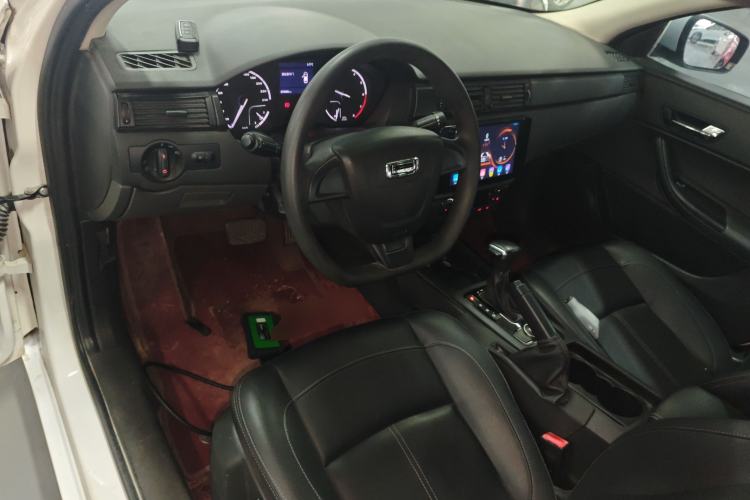 Used Qoros 3 2018 Sedan 1.6L Automatic Leading Model Center Console